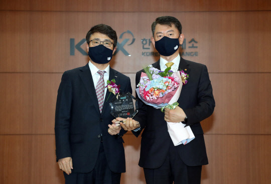 9일 서울 여의도 한국거래소에서 열린 '2020년 유가증권시장 공시 우수법인 시상식'에서 영문 공시 우수법인으로 선정된 ㈜한화의 서광영(오른쪽) 전무가 임재준 한국거래소 유가증권시장본부장과 기념사진을 찍고 있다. <한화 제공>